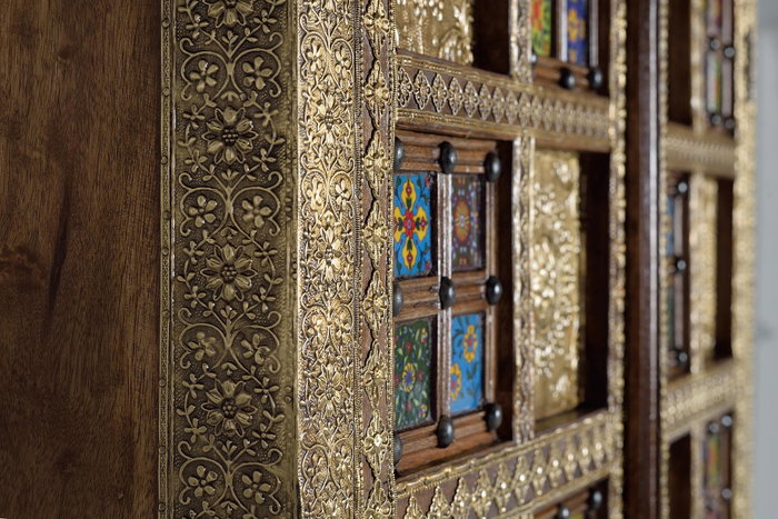 Giner y Colomer Armario 2 Puertas Madera Acacia Cerezo Detalles Azulejo Bronce Repujado 180x100x45 cm